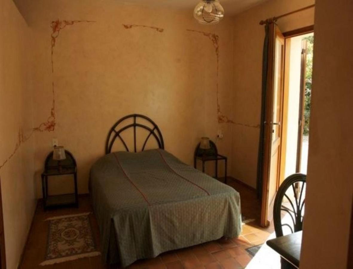 Chambres D'Hotes Les Pierries Vezannes Room photo
