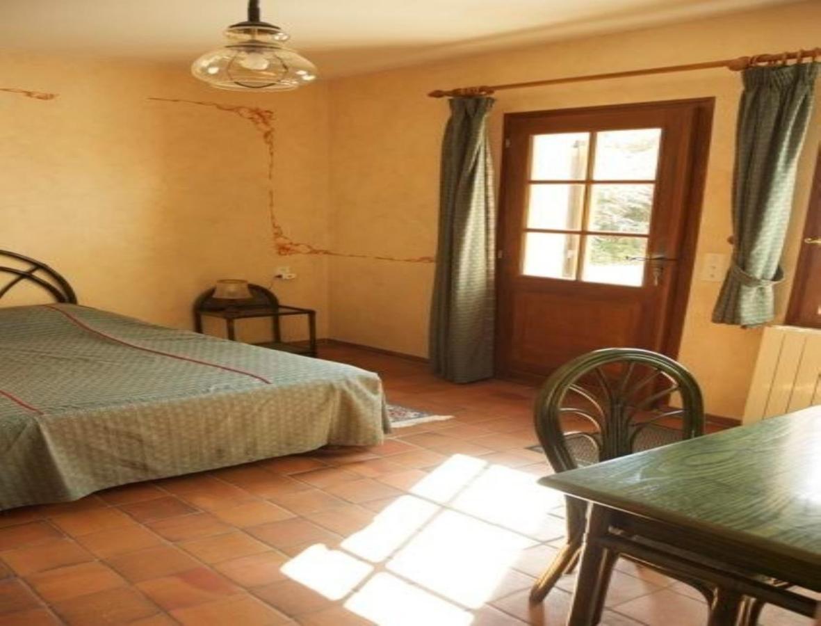 Chambres D'Hotes Les Pierries Vezannes Room photo